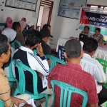 Warga Tomia Timur Antusias Ikut Sosialisasi IMB Mobile Plus