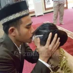 Tersandung Kasus Narkoba, Pria Ini Dinikahkan di Masjid Polda Sultra Tersandung Kasus Narkoba, Pria Ini Dinikahkan di Masjid Polda Sultra