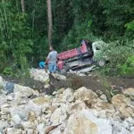 Truk Pengangkut Semen Terperosok Dalam Jurang, Supirnya Meninggal Truk Pengangkut Semen Terperosok Dalam Jurang, Supirnya Meninggal