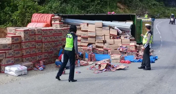 Kelebihan Muatan, Satu Unit Truck Terbalik di Pegunungan Konsel