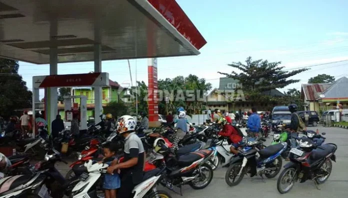 Suplai BBM Terlambat, Antian Kendaraan di SPBU Pasarwajo Mengular