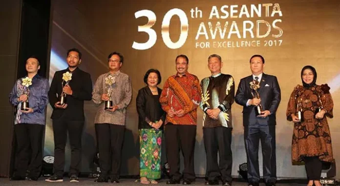 Menpar Arief Yahya Serahkan Penghargaan ASEANTA Awards 2017