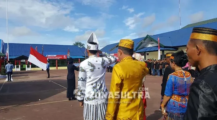 Peserta Upacara HUT RI di Lapas Kendari Kenakan Baju Adat