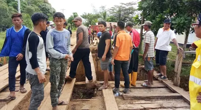 LSM Kompak Bersama Warga Gotong Royong Perbaiki Jembatan Penghubung di Konut