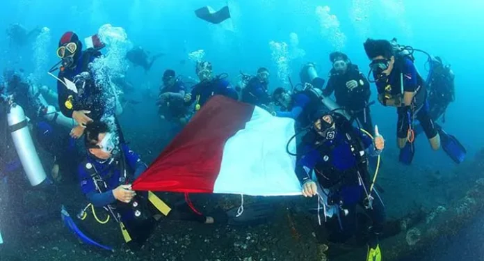 HUT RI ke-72, Tanjung Lesung Gelar Upacara Bendera di Bawah Laut