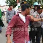 Demo HMI dan Penjual Ikan di Wakatobi, Bentrok dengan Aparat Keamanan Demo HMI dan Penjual Ikan di Wakatobi, Bentrok dengan Aparat Keamanan