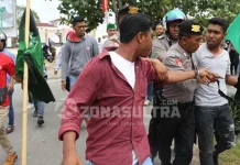 Demo HMI dan Penjual Ikan di Wakatobi, Bentrok dengan Aparat Keamanan Demo HMI dan Penjual Ikan di Wakatobi, Bentrok dengan Aparat Keamanan