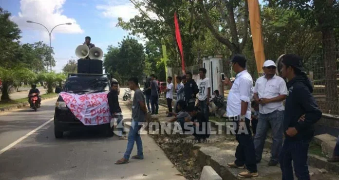 demo_masyarakat_koltim Gerakan Rakyat Koltim Menggugat Desak Polda Sultra Usut Kasus Suap di Koltim