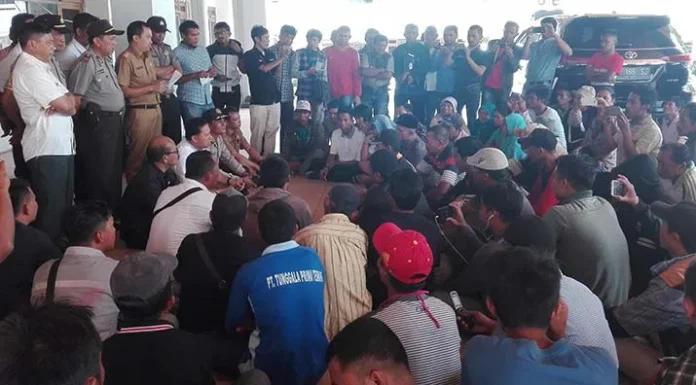 demo_nangan Digusur Paksa, Puluhan Warga Nanga-nanga Demo di DPRD Sultra