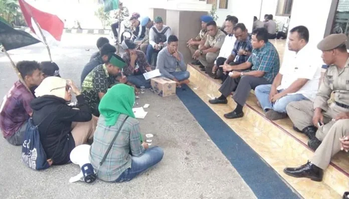 BBM Langka di Wakatobi, Mahasiswa Demo di Kantor Bupati