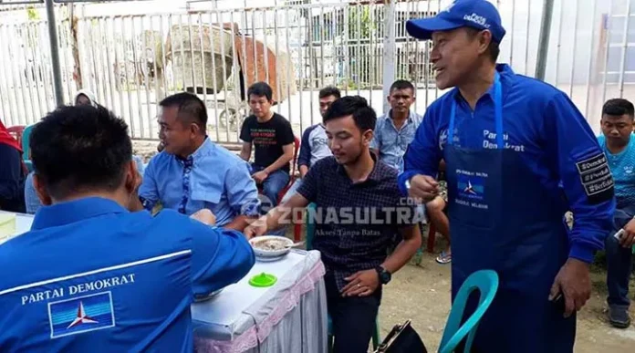 Dekatkan Diri dengan Masyarakat, Politisi Demokrat Layani Makan Sop Kikil Gratis