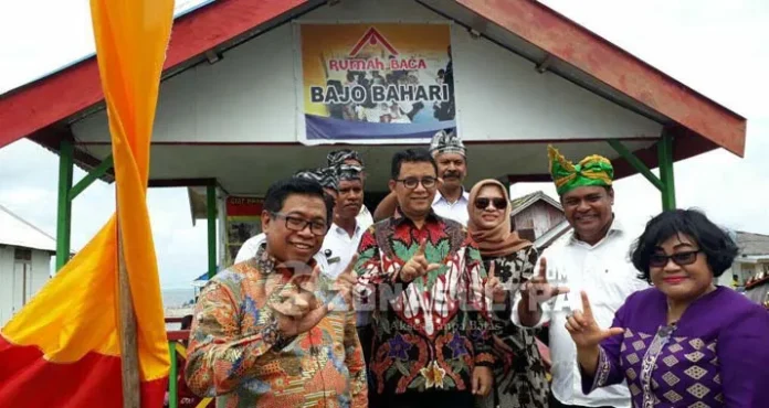 Berkunjung di Buton, Dirjen PAUD dan Dikmas Resmikan Rumah Baca Bajo Bahari