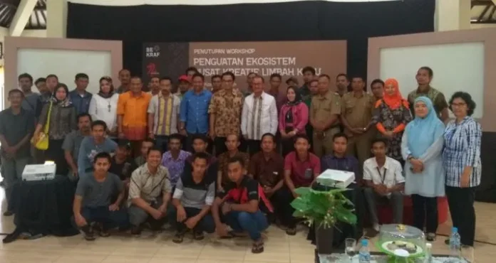 foto_bersama_bupati_konsel Tutup Workshop Kriya, Bekraf Optimis Pengrajin Konsel Mampu Kembangkan Ekonomi Kreatif