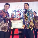 Guru SMPN 6 Kendari Ini Jadi Satu-satunya Guru Peraih Ikon Prestasi Indonesia 2017 Guru SMPN 6 Kendari Ini Jadi Satu-satunya Guru Peraih Ikon Prestasi Indonesia 2017