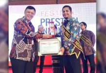 Guru SMPN 6 Kendari Ini Jadi Satu-satunya Guru Peraih Ikon Prestasi Indonesia 2017 Guru SMPN 6 Kendari Ini Jadi Satu-satunya Guru Peraih Ikon Prestasi Indonesia 2017