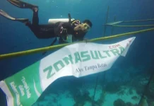 FOTO : HUT RI, ZONASULTRA.COM Berkibar di bawah Laut Wakatobi HUT RI, ZONASULTRA.COM berkibar di bawal Laut Wakatobi, hut ri 72, zonasultra, zonasultra.id