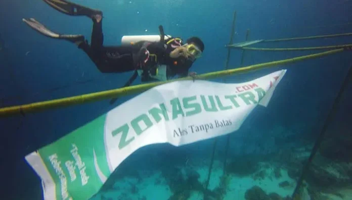HUT RI, ZONASULTRA.COM berkibar di bawal Laut Wakatobi, hut ri 72, zonasultra, zonasultra.id