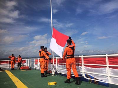 Peringati HUT RI ke-72, SAR Kendari Pilih Laksanakan Upacara di Teluk Kendari