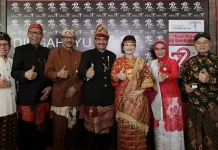 Menpar Arief: Kita Beragam Sekaligus Bersatu dalam Busana Nusantara Menpar Arief: Kita Beragam Sekaligus Bersatu dalam Busana Nusantara