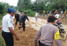 Jalan Morosi Makin Parah, Bupati dan Wabub Konut Buka Jalur Alternatif Jalan Morosi Makin Parah, Bupati dan Wabub Konut Buka Jalur Alternatif