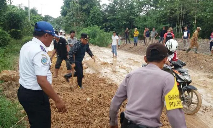 jalan_alternatif_konut Jalan Morosi Makin Parah, Bupati dan Wabub Konut Buka Jalur Alternatif