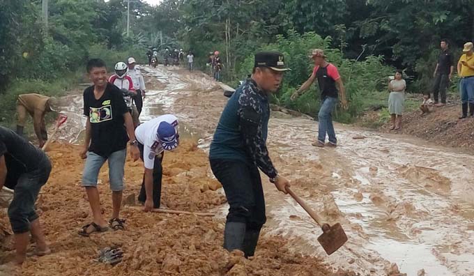 Jalan Morosi Makin Parah, Bupati dan Wabub Konut Buka Jalur Alternatif