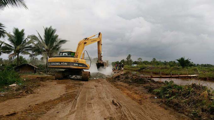 Jalan Morosi Makin Parah, Bupati dan Wabub Konut Buka Jalur Alternatif