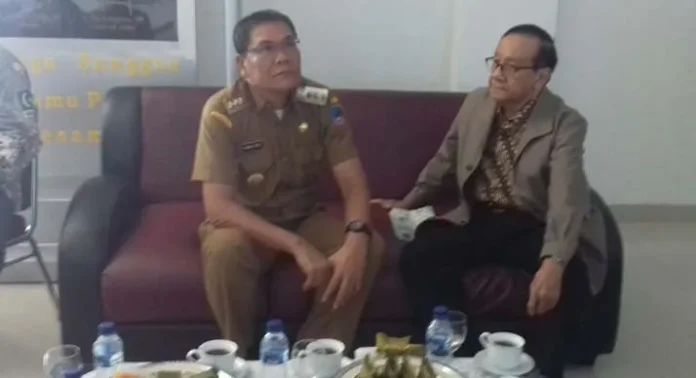 Kunjungan Akbar Tandjung Disambut Bupati Kolaka di Bandara Saniban