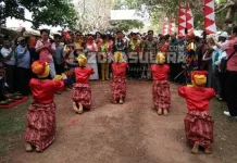 Presiden PT MBG Group: Saya Ingin Cepat Bangun Pabrik Nikel di Konut Presiden PT MBG Group: Saya Ingin Cepat Bangun Pabrik Nikel di Konut Ketgam: KUNJUNGAN KERJA PT MBG-Rombongan perusahaan investor PT MBG disambut dengan tarian Monotambe, selanjutnya penanaman 1000 pohon dan foto bersama oleh Pemerintah Konawe Utara. Kunker tersebut dalam hal kerja sama pembangunan smelter dan tambak udang. (Jefri/ZONASULTRA.COM)