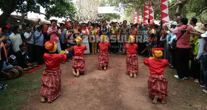 kunjungan_kerja_ptmbg_1 Presiden PT MBG Group: Saya Ingin Cepat Bangun Pabrik Nikel di Konut Ketgam: KUNJUNGAN KERJA PT MBG-Rombongan perusahaan investor PT MBG disambut dengan tarian Monotambe, selanjutnya penanaman 1000 pohon dan foto bersama oleh Pemerintah Konawe Utara. Kunker tersebut dalam hal kerja sama pembangunan smelter dan tambak udang. (Jefri/ZONASULTRA.COM)