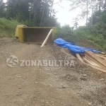 Diduga Kelebihan Muatan, Mobil Pengangkut Kayu Terbalik Tutupi Jalan Diduga Kelebihan Muatan, Mobil Pengangkut Kayu Terbalik Tutupi Jalan