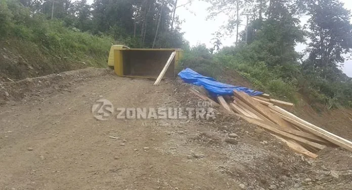 Diduga Kelebihan Muatan, Mobil Pengangkut Kayu Terbalik Tutupi Jalan