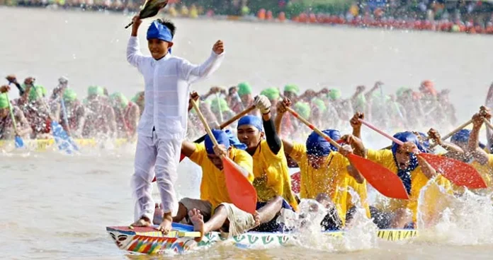 Festival Pacu Jalur Teluk Kuantan Riau