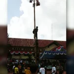 Polres Buton Gelar Lomba Panjat Pinang Meriahkan HUT RI Polres Buton Gelar Lomba Panjat Pinang Meriahkan HUT RI