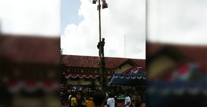 Polres Buton Gelar Lomba Panjat Pinang Meriahkan HUT RI