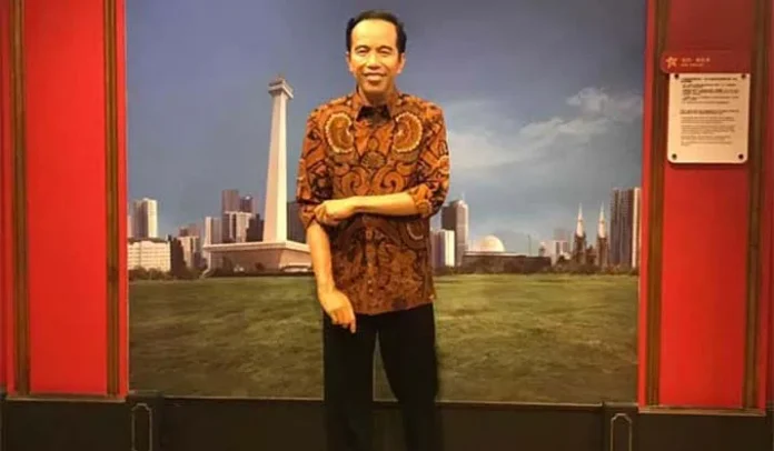 Patung Jokowi Pakai Batik Bikin Wonderful Indonesia Makin Ngetop