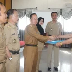 Pensiun, Sekda Konsel Lantik Plt Camat Moramo Utara Pensiun, Sekda Konsel Lantik Plt Camat Moramo Utara