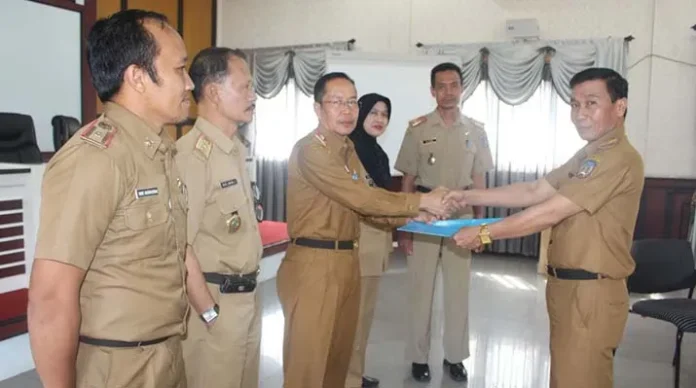 Pensiun, Sekda Konsel Lantik Plt Camat Moramo Utara