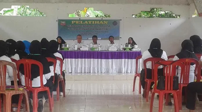 Disnakertrans Konut Latih Ibu-ibu Desa Toreo Buat Kripik Ikan Teri