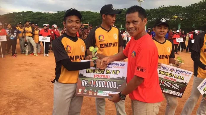 Pemain Softball SMA 4 Kendari Raih The Best Player di Walikota Cup Makassar