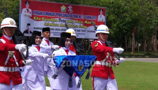 Pembawa baki bendera merah putih Hanne Alaesyia Rufiadah siswa SMA Negeri 4 Kendari kelas XI