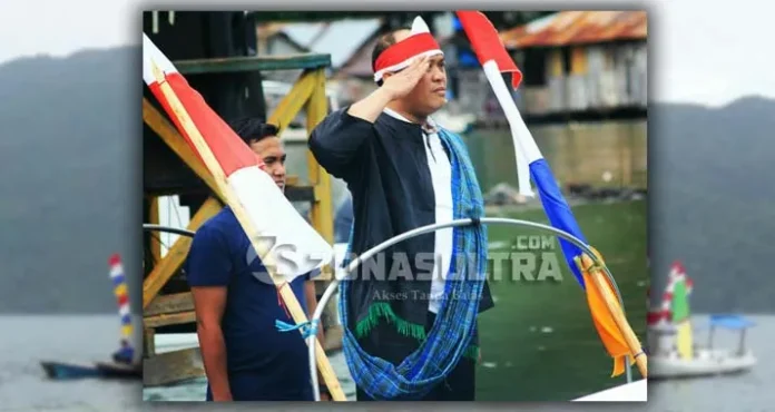 Buka Porseni di Laskep, Ruksamin Jadi Irup di Atas Perahu