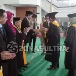 UHO Beri Penghargaan Rektor Inspirator pada Usman Rianse UHO Beri Penghargaan Rektor Inspirator pada Usman Rianse