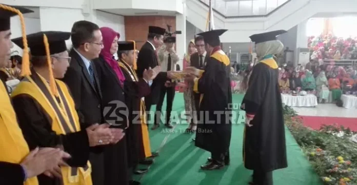 UHO Beri Penghargaan Rektor Inspirator pada Usman Rianse