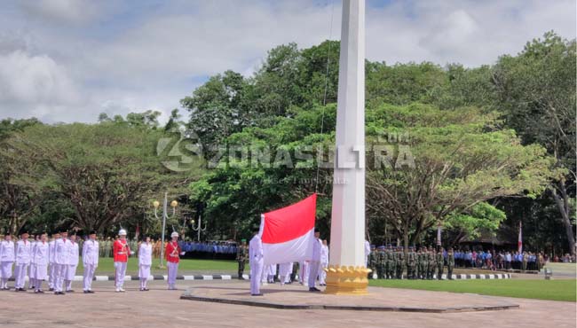 Detik-detik pengibaran bendera merah putih