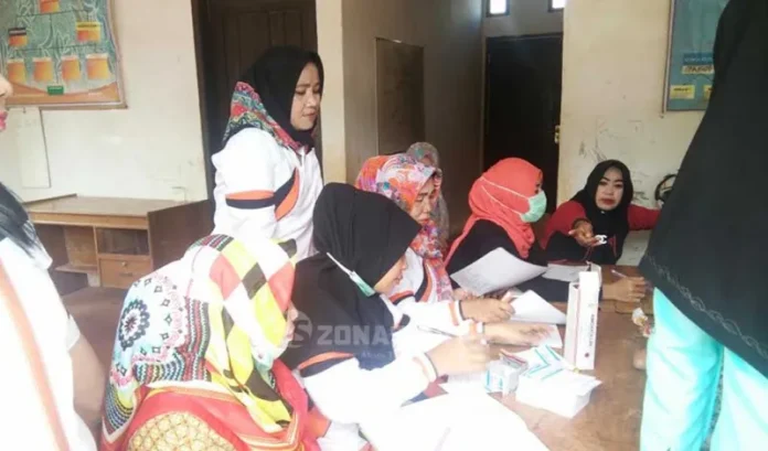 Jumat Barokah, Dinkes dan DPPKB Konut Gelar Pengobatan Gratis untuk Warga