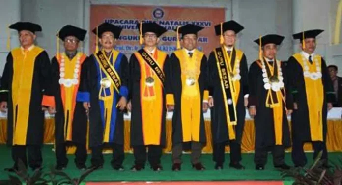 Rektor UHO Kukuhkan Dua Guru Besar