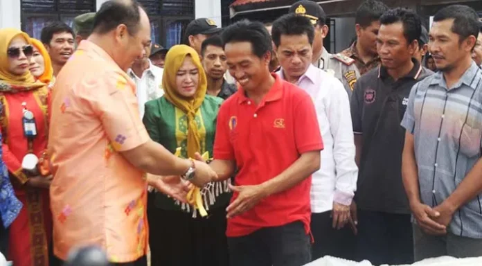 Pemkab Konut Serahkan Bantuan Alsinta pada 13 Gapoktan