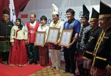 Bupati Konut Resmi Menyerahkan Izin Lokasi Pendirian Pabrik Smelter ke PT MBG Bupati Konut Resmi Menyerahkan Izin Lokasi Pendirian Pabrik Smelter ke PT MBG