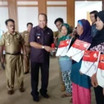 Salurkan Bantuan PKH, Ruksamin: Tugas Saya Perangi Angka Kemiskinan Salurkan Bantuan PKH, Ruksamin: Tugas Saya Perangi Angka Kemiskinan